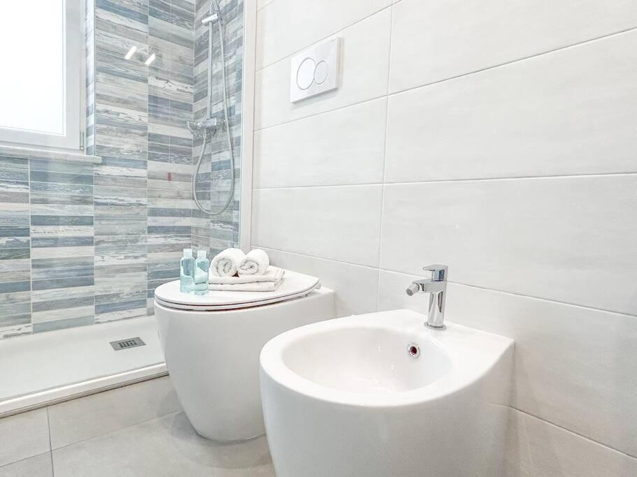 Free Parking - Elegante Casa Con Wifi -Smarttv Apartment Savona Luaran gambar