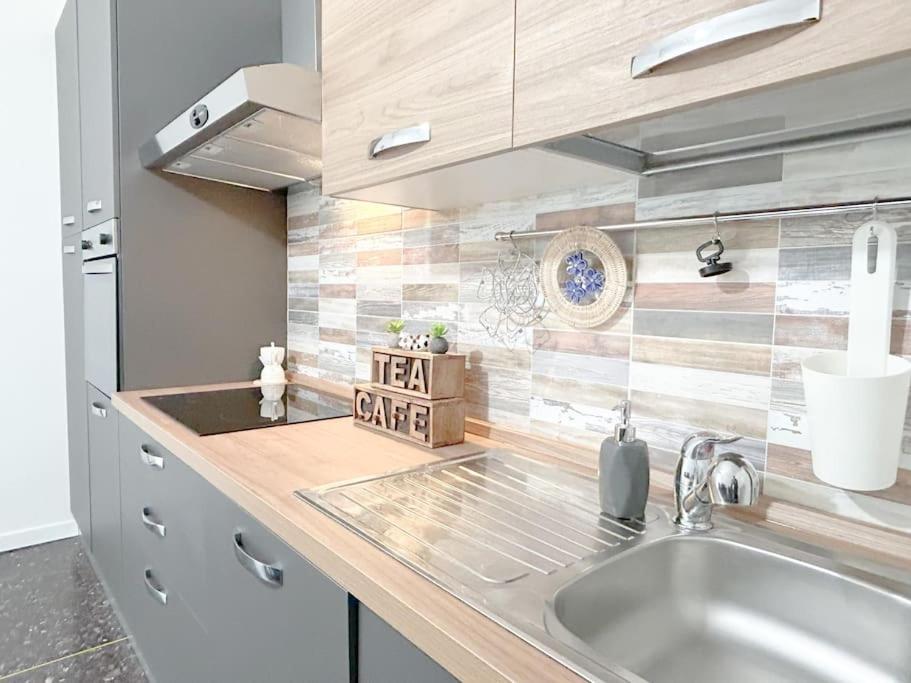 Free Parking - Elegante Casa Con Wifi -Smarttv Apartment Savona Luaran gambar