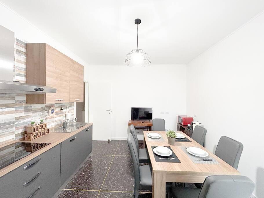 Free Parking - Elegante Casa Con Wifi -Smarttv Apartment Savona Luaran gambar